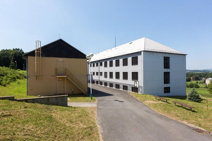 Centrum ve Vyšních Lhotách na Frýdecko-Místecku, kam bude policie odvážet nelegální běžence zadržené v Česku. Centrum ve Vyšních Lhotách na Frýdecko-Místecku, kam bude policie odvážet nelegální běžence zadržené v Česku.