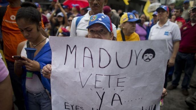 Opoziční protesty ve Venezuele. Žena drží transparent s nápisem Maduro už odejdi...jsi noční můra! Opoziční protesty ve Venezuele. Žena drží transparent s nápisem Maduro už odejdi...jsi noční můra!