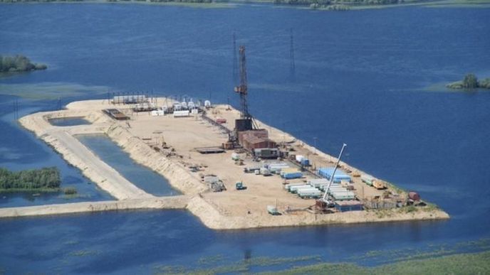 Ropné pole Juganskněftěgaz v Západní Sibiři, kde spolu těží Rosněfť a Exxon Mobil Ropné pole Juganskněftěgaz v Západní Sibiři, kde spolu těží Rosněfť a Exxon Mobil
