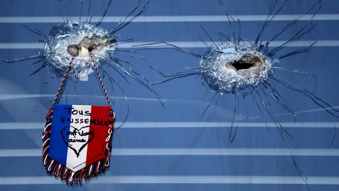 Lidé přinášejí květiny a další upomínkové předměty na místa útoků Lidé přinášejí květiny a další upomínkové předměty na místa útoků