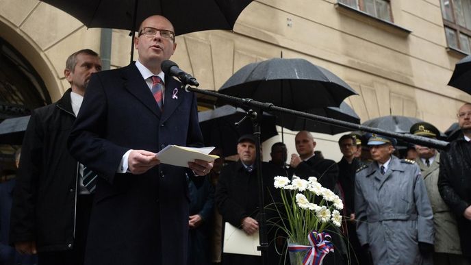 Premiér Bohuslav Sobotka hovoří 17. listopadu k účastníkům pietního shromáždění k uctění památky studentů Hlávkovy koleje Premiér Bohuslav Sobotka hovoří 17. listopadu k účastníkům pietního shromáždění k uctění památky studentů Hlávkovy koleje