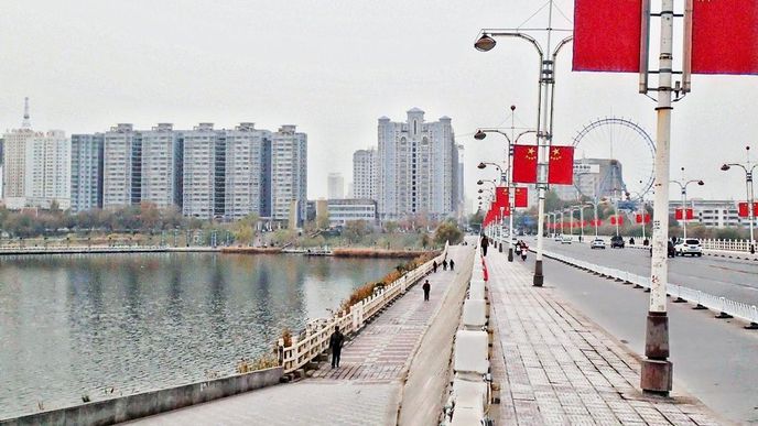 Nový Kašgar. Čínská kolonizace s sebou přináší moderní éru. Vláda se pomocí ekonomických pobídek snaží Sin-ťiang kolonizovat etnickými Číňany z přelidněných měst na východě země. Nový Kašgar. Čínská kolonizace s sebou přináší moderní éru. Vláda se pomocí ekonomických pobídek snaží Sin-ťiang kolonizovat etnickými Číňany z přelidněných měst na východě země.