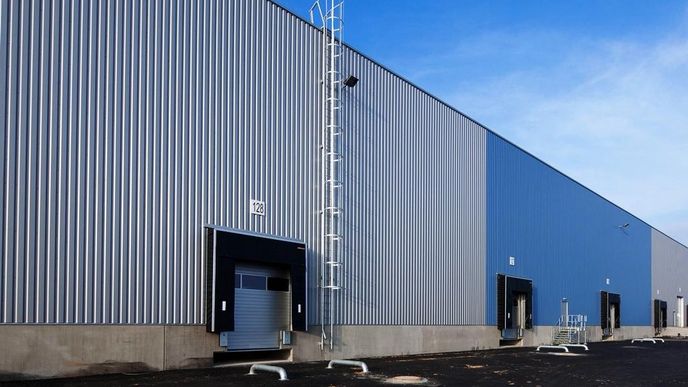 Nová hala, kterou PointPark nedávno postavil u D1 pro Mountfield ve svém skladovém areálu PointPark Prague D1 Nová hala, kterou PointPark nedávno postavil u D1 pro Mountfield ve svém skladovém areálu PointPark Prague D1