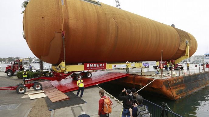 stěhování externí nádrže raketoplánu Endeavour stěhování externí nádrže raketoplánu Endeavour