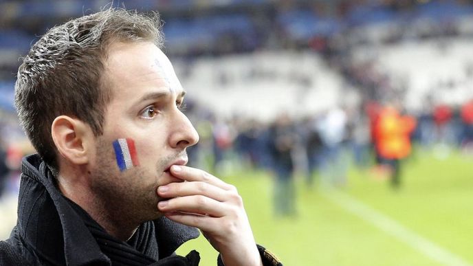 Fotbalový fanoušek na stadionu Stade de France reaguje na zprávu o teroristických útocích Fotbalový fanoušek na stadionu Stade de France reaguje na zprávu o teroristických útocích