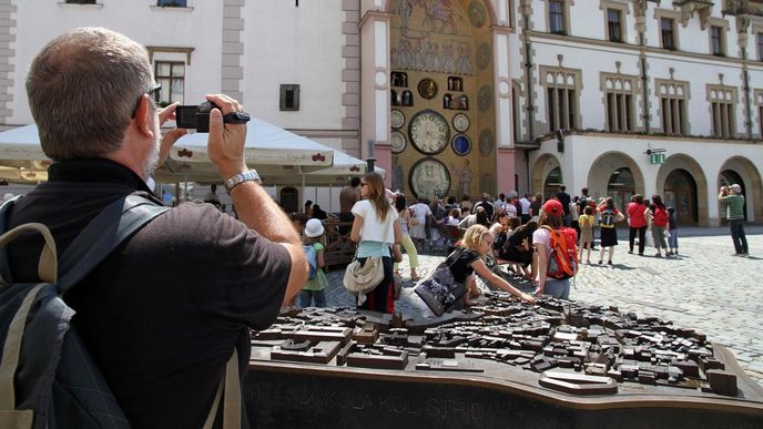 Turisté sledují olomoucký orloj. Turisté sledují olomoucký orloj.