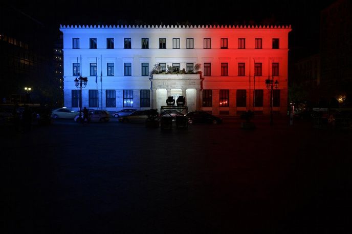 Aténská radnice nasvícená Trikolorou Aténská radnice nasvícená Trikolorou