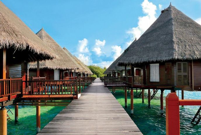 Takhle to vypadá na ostrovech s luxusními resorty: pobřeží lemují vodní vily, postavené na kůlech v moři. Takhle to vypadá na ostrovech s luxusními resorty: pobřeží lemují vodní vily, postavené na kůlech v moři.