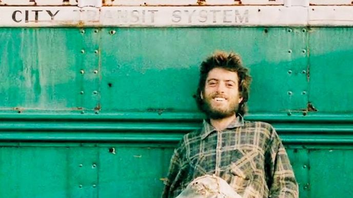 Christopher McCandless a jeho autoportrét před opuštěným autobusem uprostřed divočiny, který mu sloužil jako příbytek Christopher McCandless a jeho autoportrét před opuštěným autobusem uprostřed divočiny, který mu sloužil jako příbytek