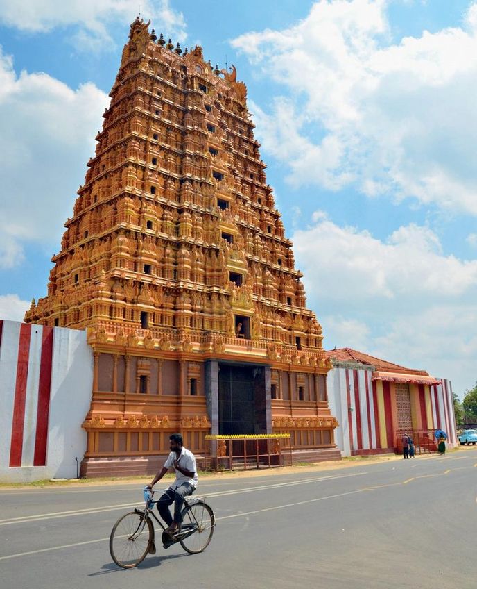 Hinduistický chrám Nallur v Jápané patří k nejposvátnějším na severu. Hinduistický chrám Nallur v Jápané patří k nejposvátnějším na severu.