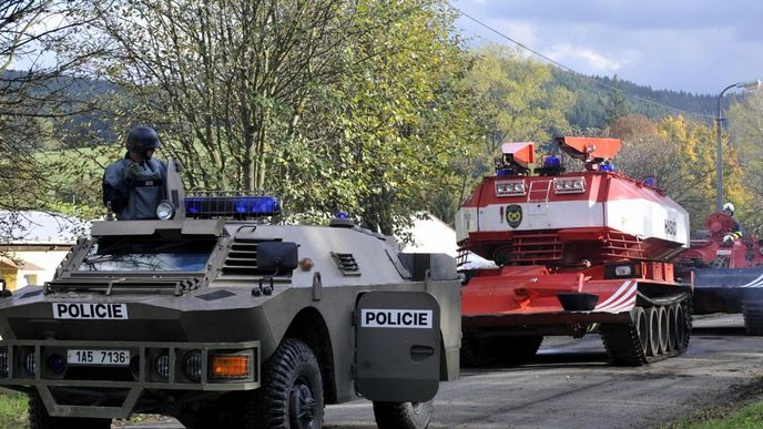 Policisté a hasiči stále zkoumají okolí vybuchlého muničního skladu ve Vrběticích na Zlínsku Policisté a hasiči stále zkoumají okolí vybuchlého muničního skladu ve Vrběticích na Zlínsku