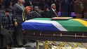 Prezident Jacob Zuma s manželkou na pohřbu Prezident Jacob Zuma s manželkou na pohřbu