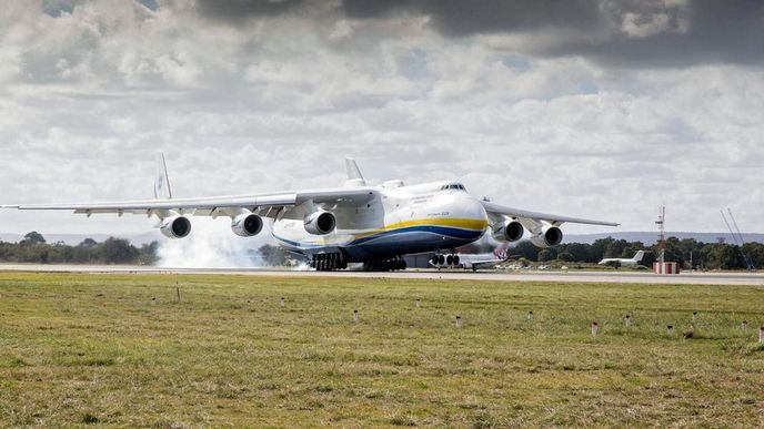 největší letoun světa Antonov An-225 Mrija v australském Perthu největší letoun světa Antonov An-225 Mrija v australském Perthu