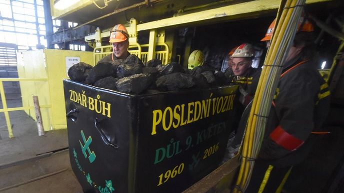 Z dolu 9. květen ve Stonavě na Karvinsku vyjel 24. března na povrch symbolický poslední vozík černého uhlí. Z dolu 9. květen ve Stonavě na Karvinsku vyjel 24. března na povrch symbolický poslední vozík černého uhlí.