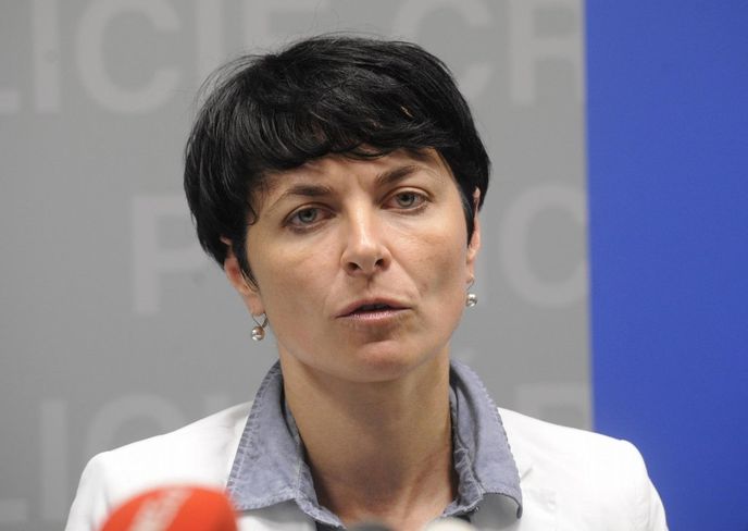 Ústecká krajská státní zástupkyně Lenka Bradáčová vystoupila 15. května v Praze na tiskové konferenci k zadržení poslance za ČSSD Davida Ratha a dalších sedmi lidí. Ústecká krajská státní zástupkyně Lenka Bradáčová vystoupila 15. května v Praze na tiskové konferenci k zadržení poslance za ČSSD Davida Ratha a dalších sedmi lidí.