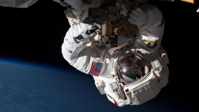 Astronaut Chris Cassidy při opravě ISS Astronaut Chris Cassidy při opravě ISS