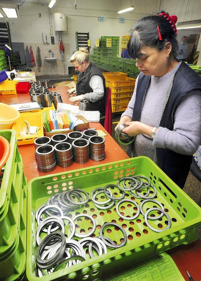 Ložiska. Firma své produkty vyváží do 74 zemí světa. Ložiska. Firma své produkty vyváží do 74 zemí světa.