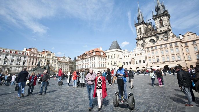 Turisté na pražském Staroměstském náměstí Turisté na pražském Staroměstském náměstí