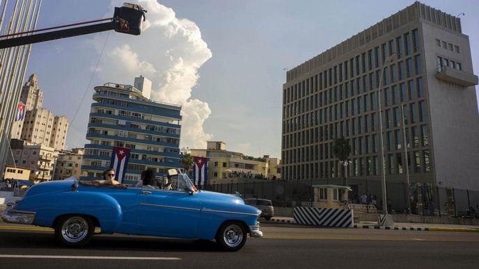 Turisté před ambasádou USA v Havaně Turisté před ambasádou USA v Havaně