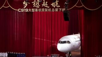Konkurence Airbusu a Boeingu? Čína odhalila své velké dopravní letadlo Konkurence Airbusu a Boeingu? Čína odhalila své velké dopravní letadlo