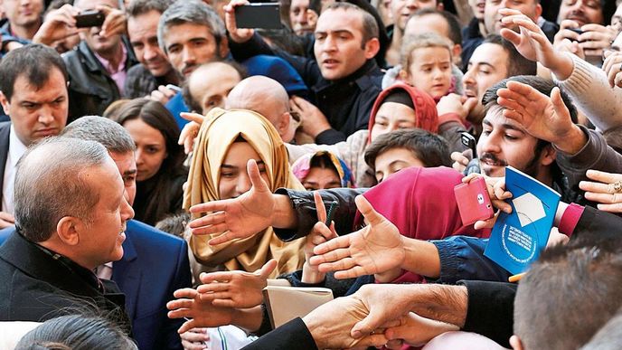 Erdogan po odevzdání hlasovacího lístku Erdogan po odevzdání hlasovacího lístku