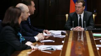 Medveděv: Rubl se pohybuje v nebezpečném pásmu, žádá si zásah Medveděv: Rubl se pohybuje v nebezpečném pásmu, žádá si zásah
