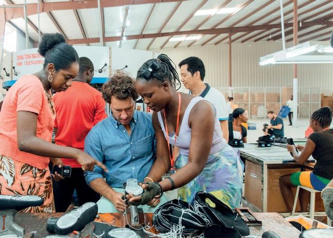 Majitel firmy Tom‘s Blake Mycoskie v jedné z partnerských továren. Třetina darovaných bot se vyrábí lokálně. Majitel firmy Tom‘s Blake Mycoskie v jedné z partnerských továren. Třetina darovaných bot se vyrábí lokálně.