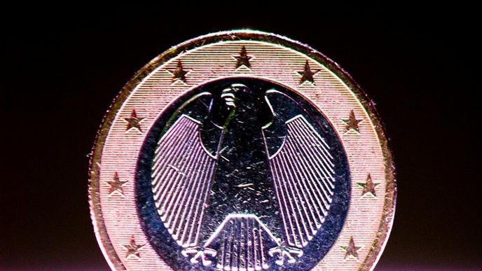 Euro pokračuje v poklesu vůči dolaru. Euro pokračuje v poklesu vůči dolaru.