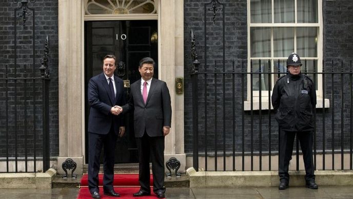 Britský ministrský předseda David Cameron a čínský prezident Si Ťin-Pching Britský ministrský předseda David Cameron a čínský prezident Si Ťin-Pching
