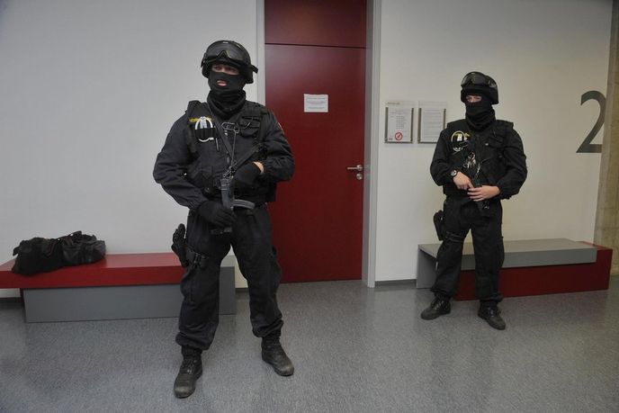 Mimořádná bezpečnostní opatření během soudu s lihovou mafií Mimořádná bezpečnostní opatření během soudu s lihovou mafií