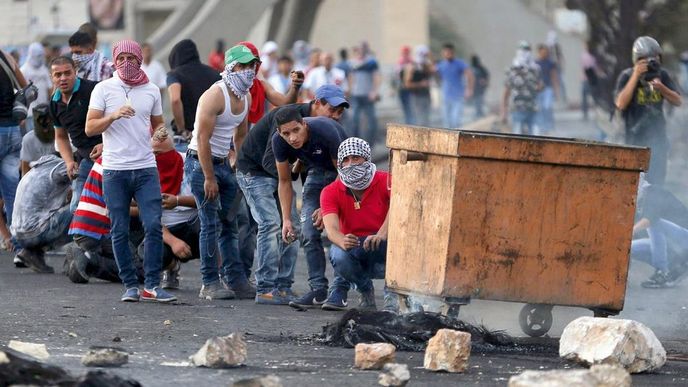 Násilí plodí násilí, které plodí násilí. Zásahy izraelských bezpečnostních sil na Chrámové hoře v Jeruzalémě popudily Palestince natolik, že „otevřeli fronty““ i v dalších oblastech. Tento snímek je z okolí židovské osady Bet El, v blízkosti města Ramalláhu na Západním břehu Jordánu Násilí plodí násilí, které plodí násilí. Zásahy izraelských bezpečnostních sil na Chrámové hoře v Jeruzalémě popudily Palestince natolik, že „otevřeli fronty““ i v dalších oblastech. Tento snímek je z okolí židovské osady Bet El, v blízkosti města Ramalláhu na Západním břehu Jordánu