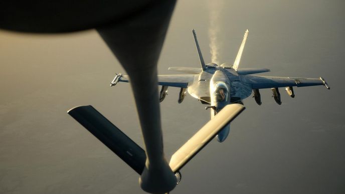 Americká stíhačka F15 tankuje během operace v Sýrii Americká stíhačka F15 tankuje během operace v Sýrii