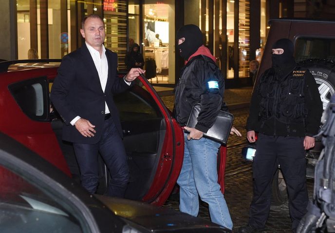 Policisté přivezli 13. října večer do Olomouce Ivana Langera (vlevo), jehož kvůli korupčnímu případu zadrželi v Praze. Šli s ním do jeho domu, v němž je policie celý den. Policisté přivezli 13. října večer do Olomouce Ivana Langera (vlevo), jehož kvůli korupčnímu případu zadrželi v Praze. Šli s ním do jeho domu, v němž je policie celý den.