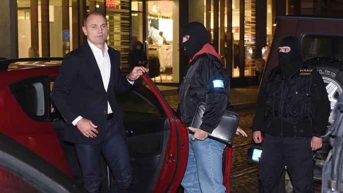 Policisté přivezli 13. října večer do Olomouce Ivana Langera (vlevo), jehož kvůli korupčnímu případu zadrželi v Praze. Šli s ním do jeho domu, v němž byla policie celý den. Policisté přivezli 13. října večer do Olomouce Ivana Langera (vlevo), jehož kvůli korupčnímu případu zadrželi v Praze. Šli s ním do jeho domu, v němž byla policie celý den.
