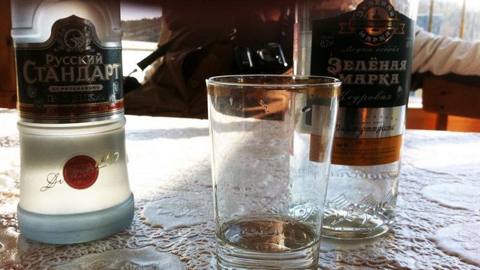 Vodka je v Rusku tradiční nápoj Vodka je v Rusku tradiční nápoj