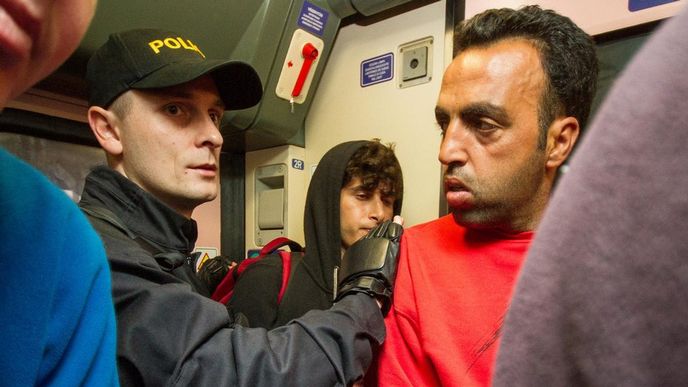 Cizinecké policie odvádí z vlaku na děčínském nádraží cestující, které zadržela při kontrole dokladů v mezinárodním spoji z Budapešti do Německa. Cizinecké policie odvádí z vlaku na děčínském nádraží cestující, které zadržela při kontrole dokladů v mezinárodním spoji z Budapešti do Německa.
