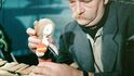 Jiří Trnka při práci s loutkou Jiří Trnka při práci s loutkou