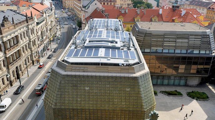 Energetickému hospodaření Národního divadla pomohla i instalace solárních panelů na střechu Nové scény Energetickému hospodaření Národního divadla pomohla i instalace solárních panelů na střechu Nové scény