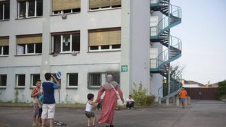 Berlín nezvládá rekordní nápor azylantů. Nemá je kde ubytovat Berlín nezvládá rekordní nápor azylantů. Nemá je kde ubytovat