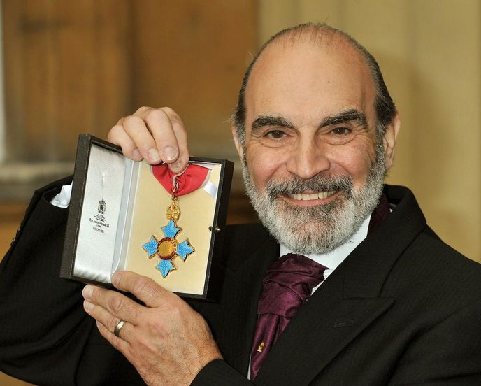 Nejen za své herectví obdržel Suchet od britské královny Alžběta II. Řád britského impéria. Nejen za své herectví obdržel Suchet od britské královny Alžběta II. Řád britského impéria.