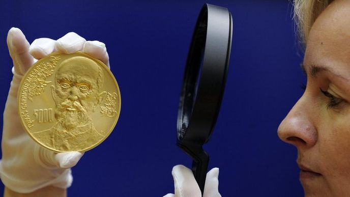 V Jablonci nad Nisou razili 12. dubna první zlaté investiční medaile z nové série věnované českým bankovkám. První zlatou kilovku zdobí stejně jako pětitisícovou bankovku na lícové straně portrét prvního prezidenta T.G. Masaryka a na rubu nejvýznamnější pražské památky. Na výtvarném pojetí spolupracoval autor českých bankovek Oldřich Kulhánek s dvorním medailérem České mincovny Vladimírem Opplem. Ten je mimo jiné autorem české dvacetikoruny. Na snímku kontrola puncu. V Jablonci nad Nisou razili 12. dubna první zlaté investiční medaile z nové série věnované českým bankovkám. První zlatou kilovku zdobí stejně jako pětitisícovou bankovku na lícové straně portrét prvního prezidenta T.G. Masaryka a na rubu nejvýznamnější pražské památky. Na výtvarném pojetí spolupracoval autor českých bankovek Oldřich Kulhánek s dvorním medailérem České mincovny Vladimírem Opplem. Ten je mimo jiné autorem české dvacetikoruny. Na snímku kontrola puncu.