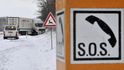 Přívaly sněhu spojené s prudkým nárazovým větrem o rychlosti přes 70 km/h vytvářejícím sněhové jazyky a takzvanou bílou tmu 15. února ztěžovaly sjízdnost silnic v kraji Vysočina. Na snímku situace na 123. kilometru dálnice D1 u Věžnice na Jihlavsku, kde havarovaný rumunský kamion uzavřel dva jízdní pruhy. Přívaly sněhu spojené s prudkým nárazovým větrem o rychlosti přes 70 km/h vytvářejícím sněhové jazyky a takzvanou bílou tmu 15. února ztěžovaly sjízdnost silnic v kraji Vysočina. Na snímku situace na 123. kilometru dálnice D1 u Věžnice na Jihlavsku, kde havarovaný rumunský kamion uzavřel dva jízdní pruhy.