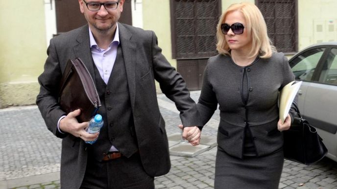 Jana Nečasová, dříve Nagyová, někdejší šéfka kabinetu expremiéra Petra Nečase (vpravo) a jeho nynější manželka obžalovaná ze zneužití Vojenského zpravodajství přichází 20. listopadu k Obvodnímu soudu pro Prahu 1. Líčení bylo odročeno na leden. Jana Nečasová, dříve Nagyová, někdejší šéfka kabinetu expremiéra Petra Nečase (vpravo) a jeho nynější manželka obžalovaná ze zneužití Vojenského zpravodajství přichází 20. listopadu k Obvodnímu soudu pro Prahu 1. Líčení bylo odročeno na leden.
