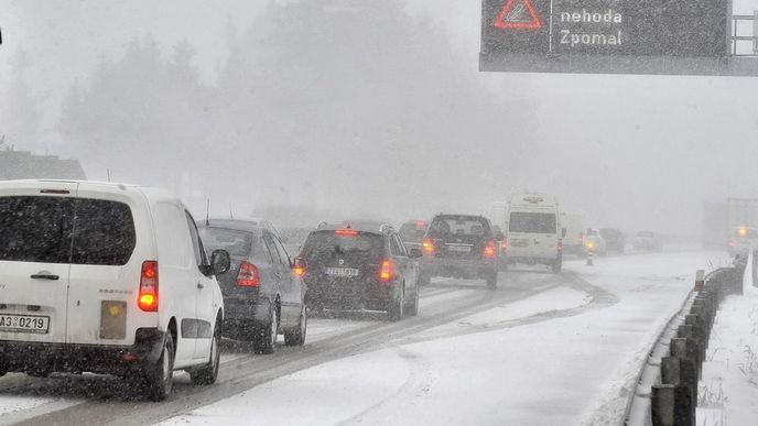 Přívaly sněhu spojené s prudkým nárazovým větrem o rychlosti přes 70 km/h vytvářejícím sněhové jazyky a takzvanou bílou tmu 15. února ztěžovaly sjízdnost silnic v kraji Vysočina. Na snímku situace na 123. kilometru dálnice D1 u Věžnice na Jihlavsku, kde havarovaný rumunský kamion uzavřel dva jízdní pruhy. Přívaly sněhu spojené s prudkým nárazovým větrem o rychlosti přes 70 km/h vytvářejícím sněhové jazyky a takzvanou bílou tmu 15. února ztěžovaly sjízdnost silnic v kraji Vysočina. Na snímku situace na 123. kilometru dálnice D1 u Věžnice na Jihlavsku, kde havarovaný rumunský kamion uzavřel dva jízdní pruhy.