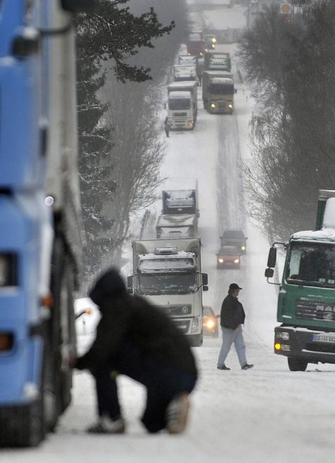 Silnice na Vysočině jsou obtížně sjízdné kvůli zledovatělé vrstvě sněhu. Na řadě míst blokovaly vozovky uvízlé kamiony. Silnice na Vysočině jsou obtížně sjízdné kvůli zledovatělé vrstvě sněhu. Na řadě míst blokovaly vozovky uvízlé kamiony.