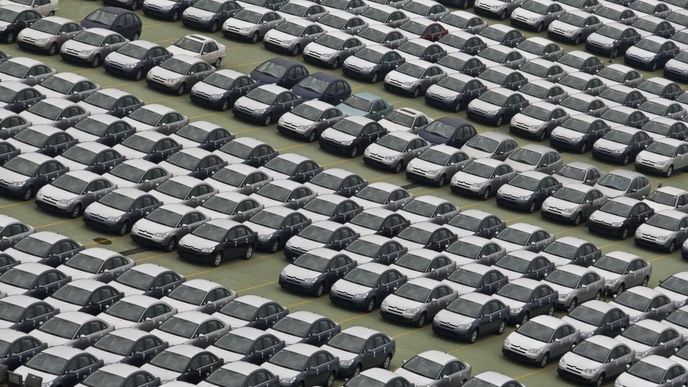 Nové vozy Peugeot-Citroen čekají na distribuci v čínském Wuhanu v provincii Hubei Nové vozy Peugeot-Citroen čekají na distribuci v čínském Wuhanu v provincii Hubei