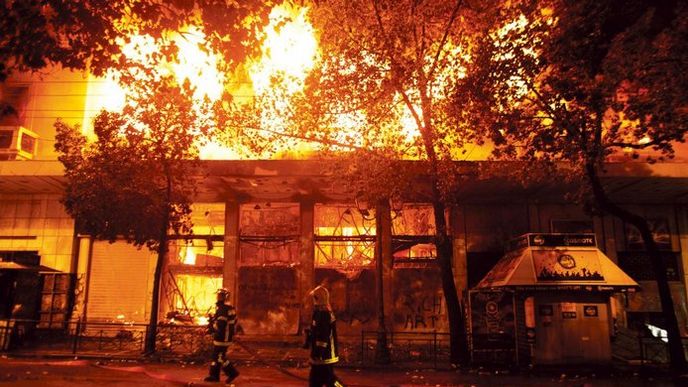Protest ohněm. Demonstranti bouřící se proti dalším státním úsporám zapálili v centru Atén několik budov. Protest ohněm. Demonstranti bouřící se proti dalším státním úsporám zapálili v centru Atén několik budov.