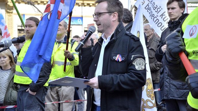 Demonstraci a pochod za Českou republiku uspořádalo 26. března na Václavském náměstí v Praze hnutí Za naši kulturu a bezpečnou zem a Národní demokracie. Na snímku hovoří předseda Národní demokracie Adam Bartoš. Demonstraci a pochod za Českou republiku uspořádalo 26. března na Václavském náměstí v Praze hnutí Za naši kulturu a bezpečnou zem a Národní demokracie. Na snímku hovoří předseda Národní demokracie Adam Bartoš.