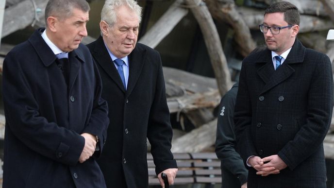 Prezident Miloš Zeman (uprostřed) navštívil 28. dubna farmu Čapí hnízdo v Olbramovicích na Benešovsku, kvůli níž čelí kritice vicepremiér a předseda hnutí ANO Andrej Babiš (vlevo). Na snímku vpravo je prezidentův tiskový mluvčí Jiří Ovčáček. Prezident Miloš Zeman (uprostřed) navštívil 28. dubna farmu Čapí hnízdo v Olbramovicích na Benešovsku, kvůli níž čelí kritice vicepremiér a předseda hnutí ANO Andrej Babiš (vlevo). Na snímku vpravo je prezidentův tiskový mluvčí Jiří Ovčáček.