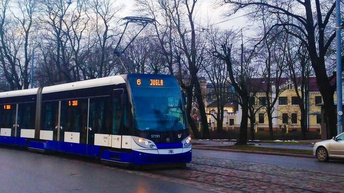 Tramvaj ForCity Alfa od Škody Transportation v lotyšské Rize Tramvaj ForCity Alfa od Škody Transportation v lotyšské Rize